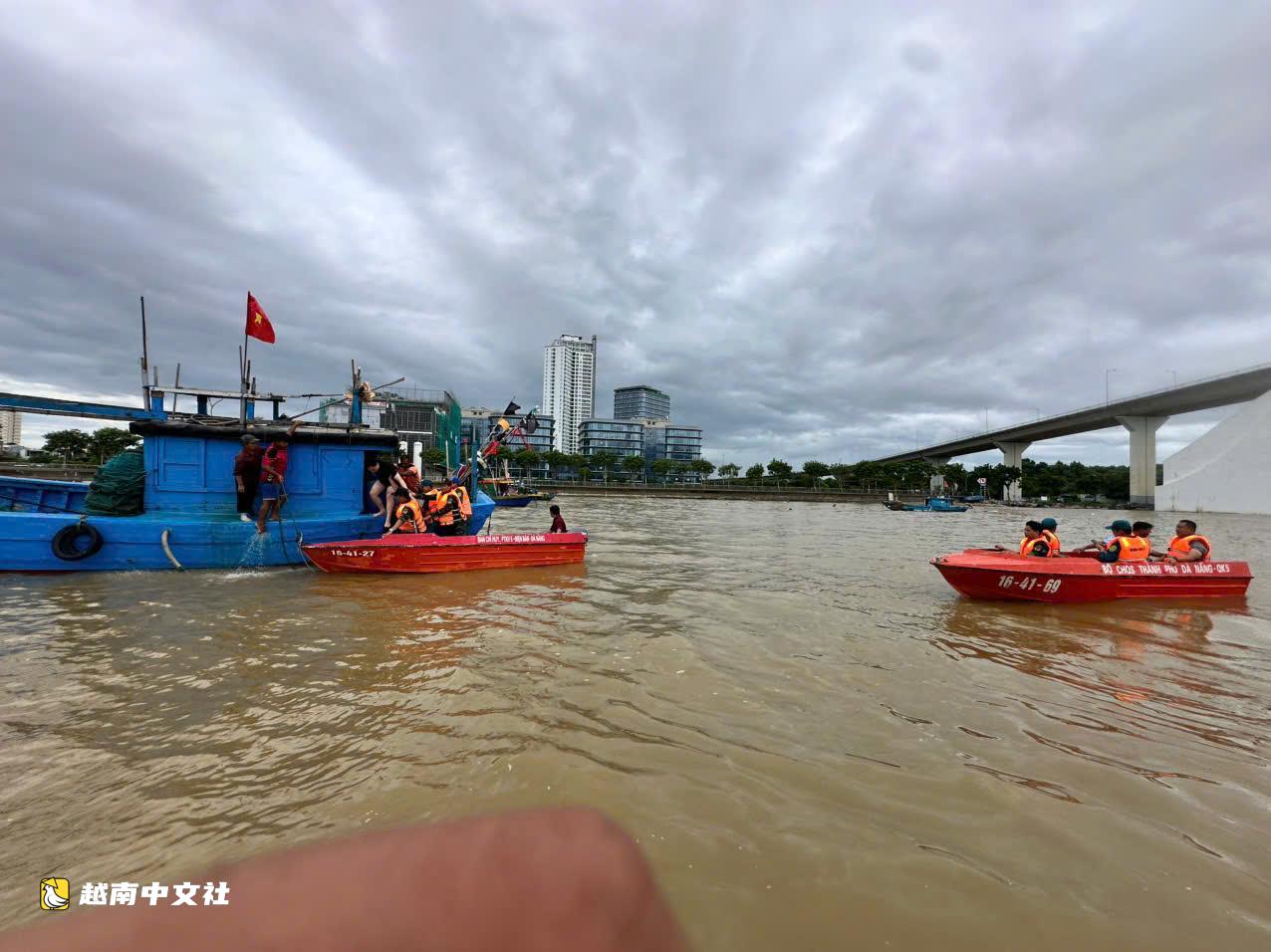 越南峴港青年跳順福橋,恰逢部隊在旁練習駕駛快艇獲救