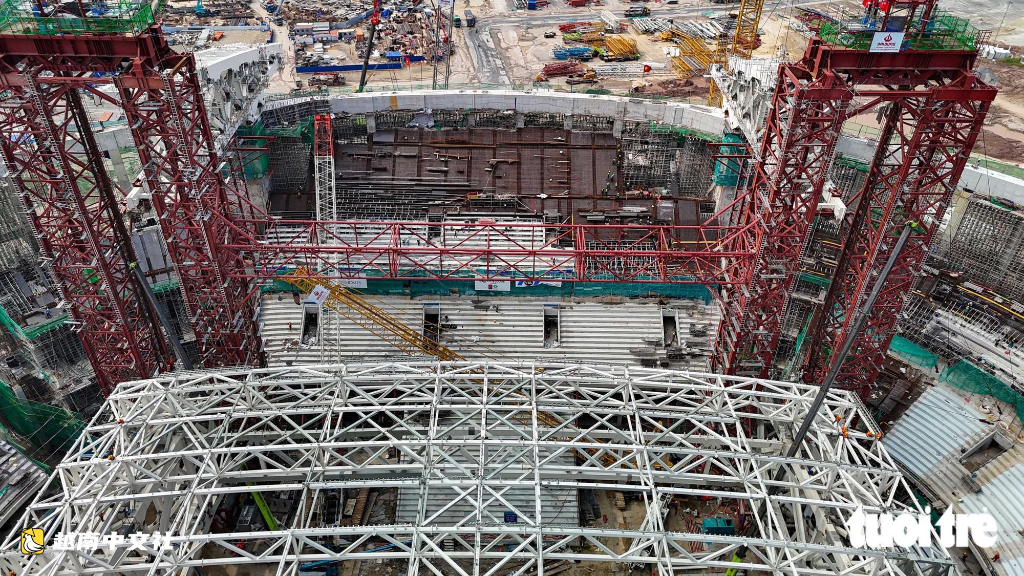 越南興安省一座6萬座體育場即將安裝逾8500噸穹頂
