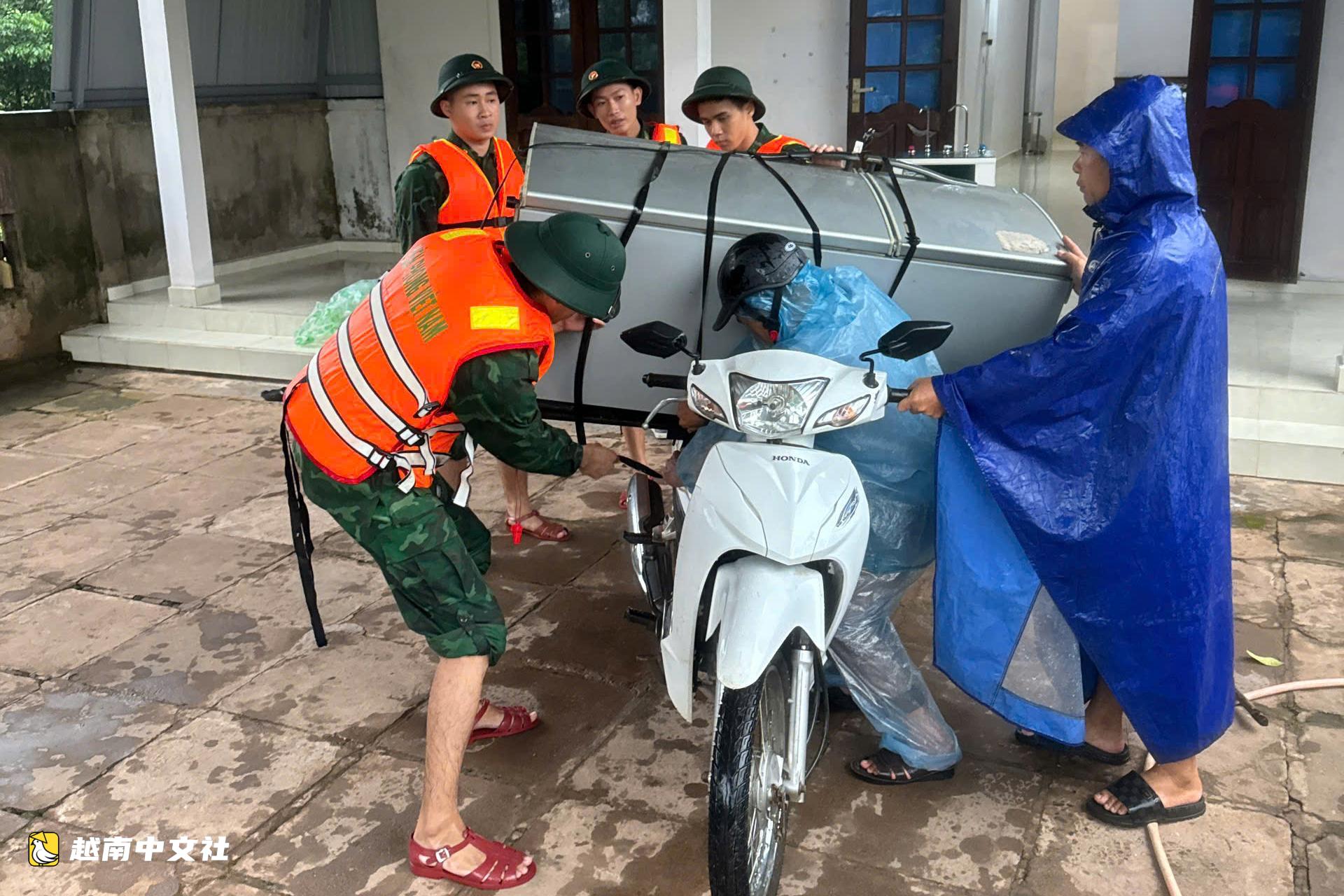 越南廣治省暴雨夜間暴漲,邊境鄉緊急疏散數百戶居民
