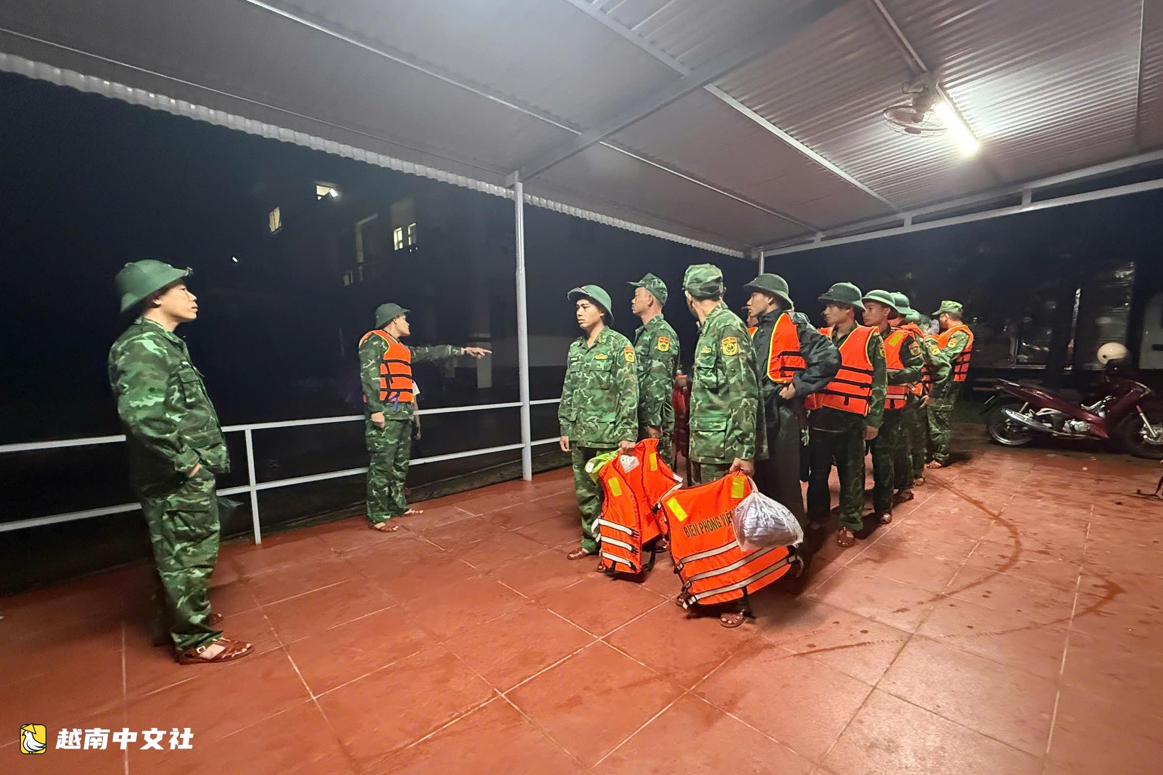 越南廣治省暴雨夜間暴漲,邊境鄉緊急疏散數百戶居民