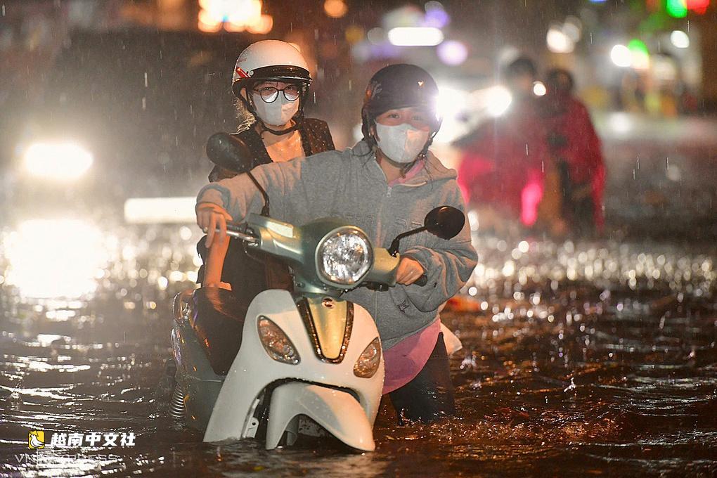 越南胡志明市33条道路在年初以来最大暴雨后被淹