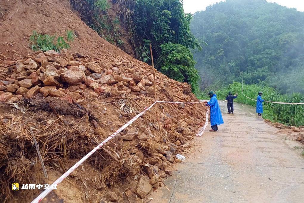 越南會安遭遇大雨道路被淹,山區發生山體滑坡