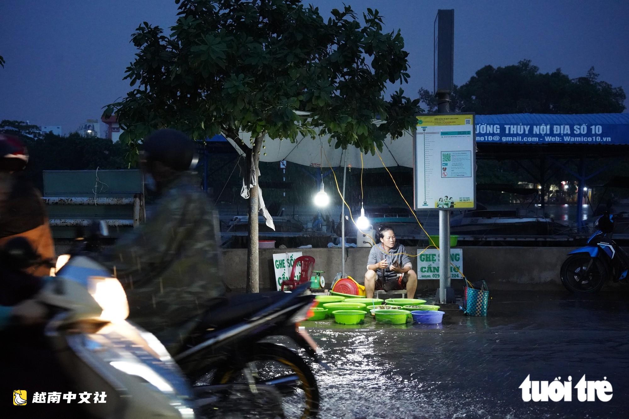 越南暴雨疊加漲潮,胡志明市部分地區民眾回家路艱難