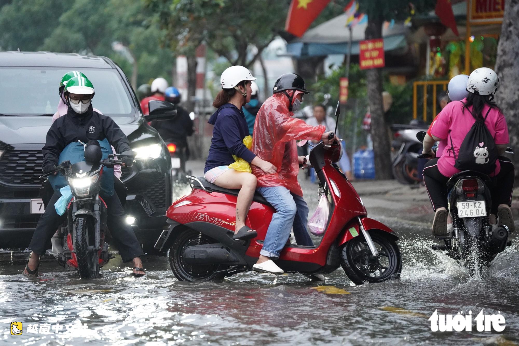 越南暴雨疊加漲潮,胡志明市部分地區民眾回家路艱難