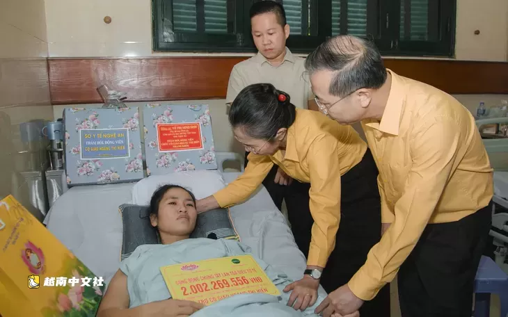 越南《青年報》讀者:不得不截肢的幼兒園女教師需要長期陪伴