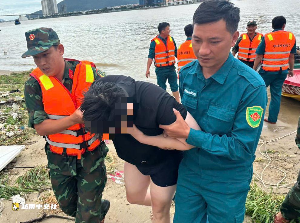 越南軍隊少校跳入茶李河救人失蹤:橋上若有一個救生圈該多好!