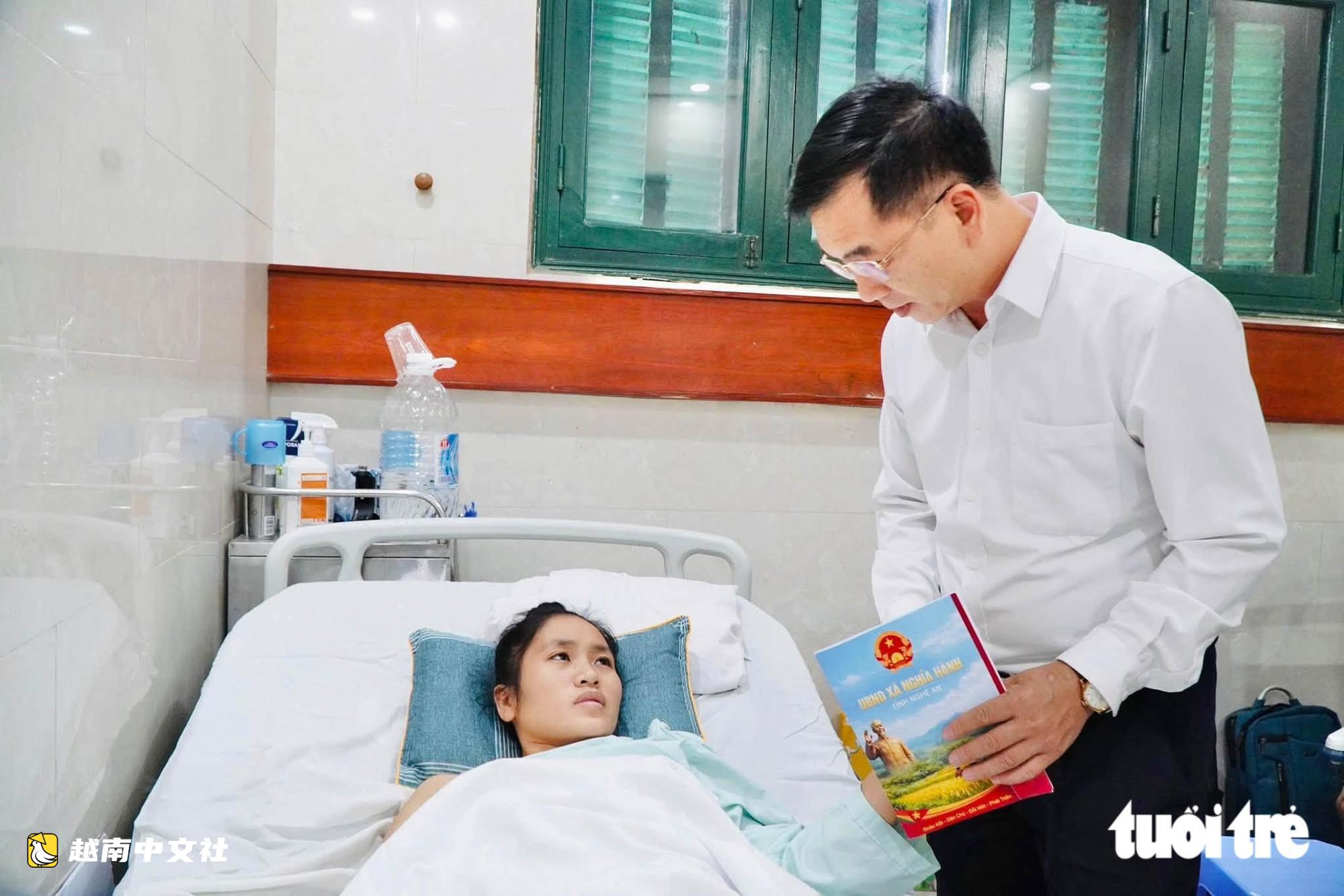 越南《青年報》讀者:不得不截肢的幼兒園女教師需要長期陪伴