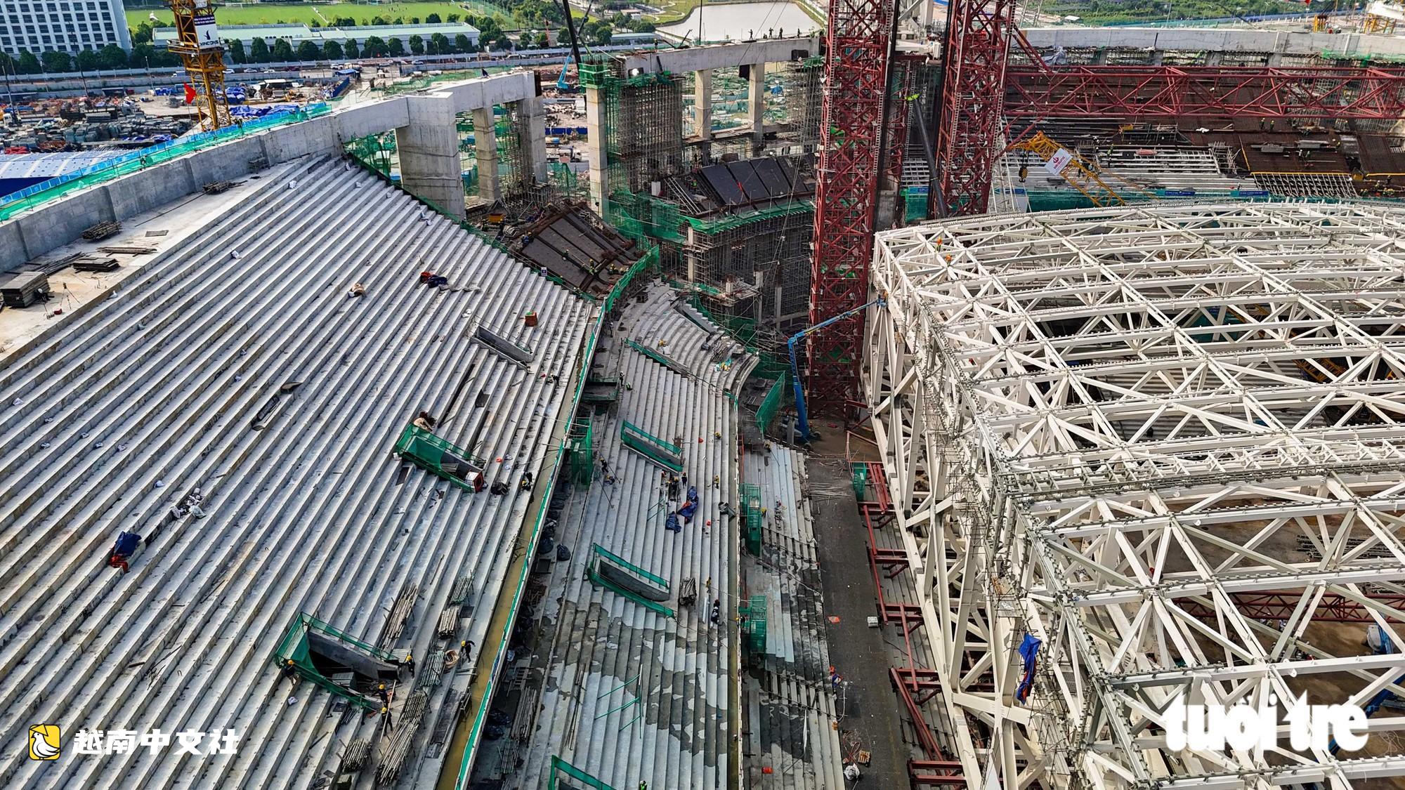 越南興安省一座6萬座體育場即將安裝逾8500噸穹頂