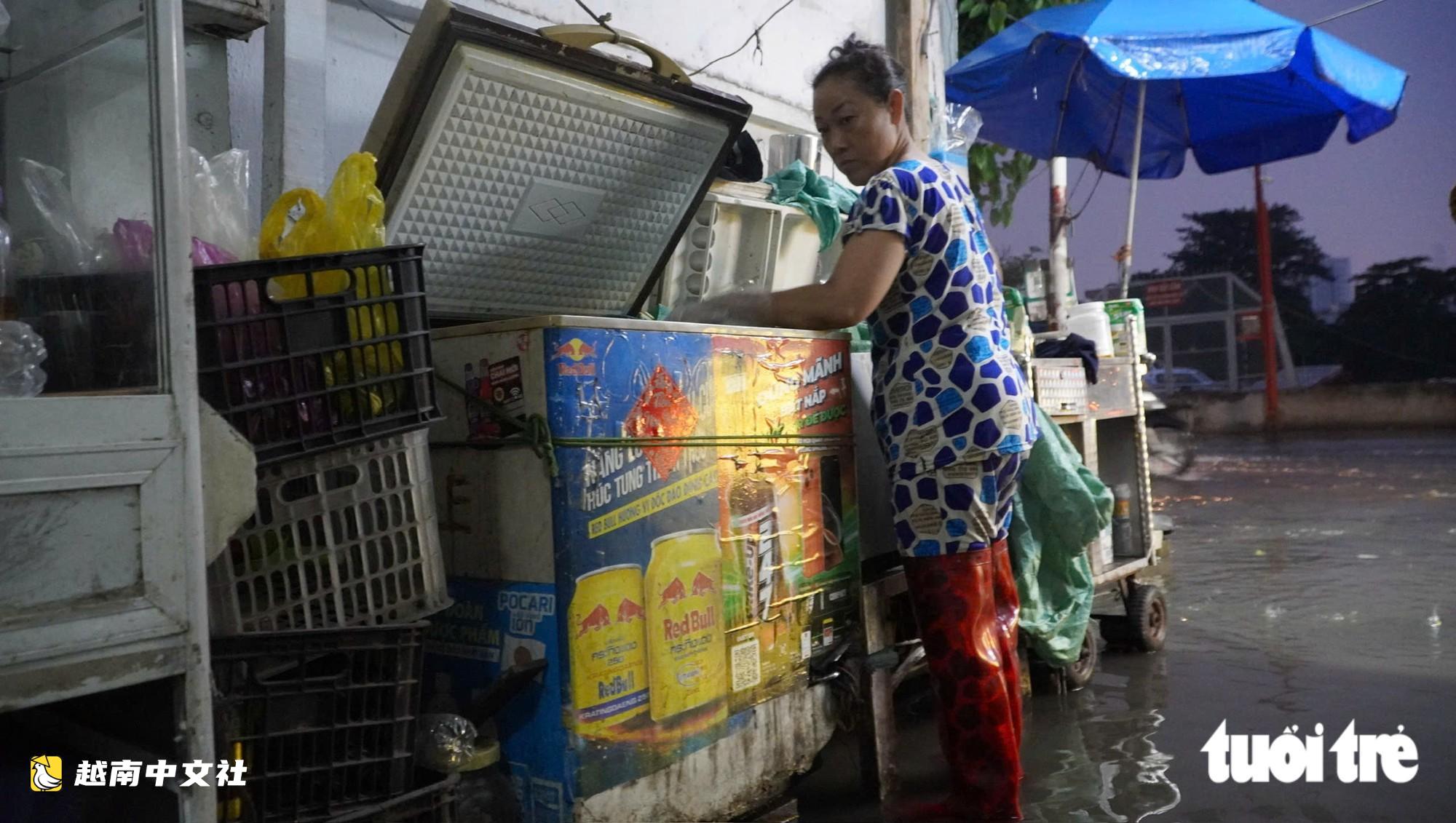 越南暴雨疊加漲潮,胡志明市部分地區民眾回家路艱難