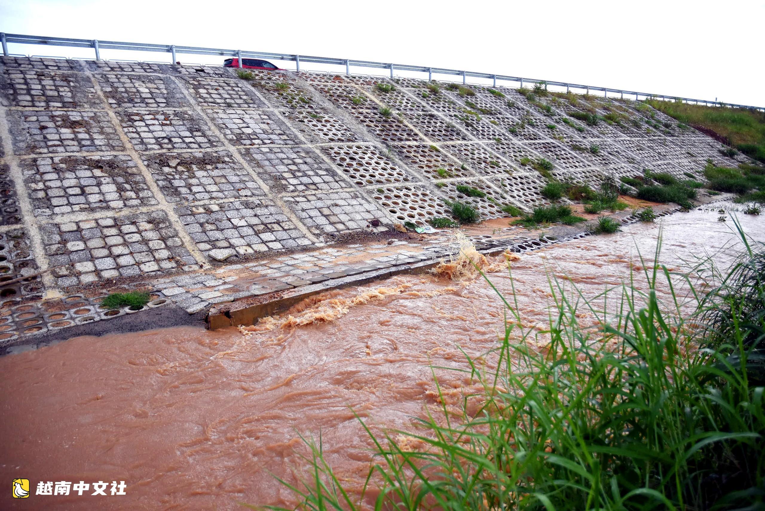 越南同奈省:邊和-頭頓高速公路涵洞偏離水流,導致洪水淹沒且難以排水