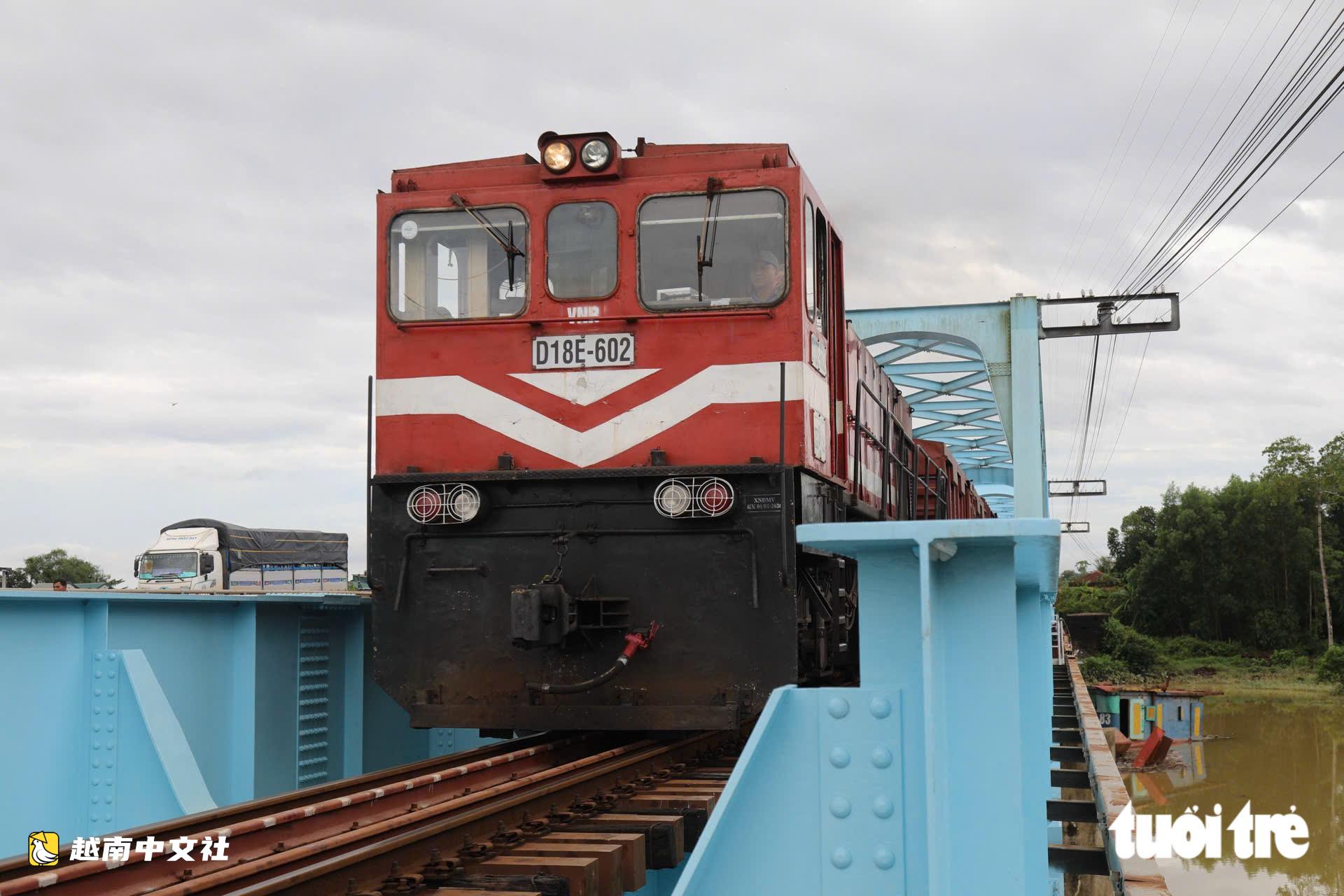 越南火車以15公里/小時通過美政鐵路橋,預計4天內打撈2艘駁船
