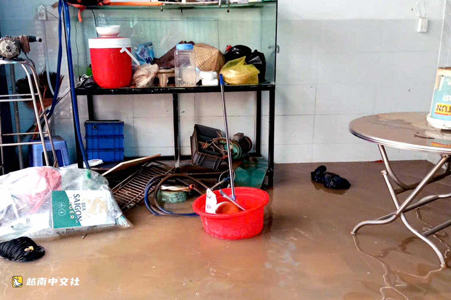 越南同奈省:邊和-頭頓高速公路涵洞偏離水流,導致洪水淹沒且難以排水