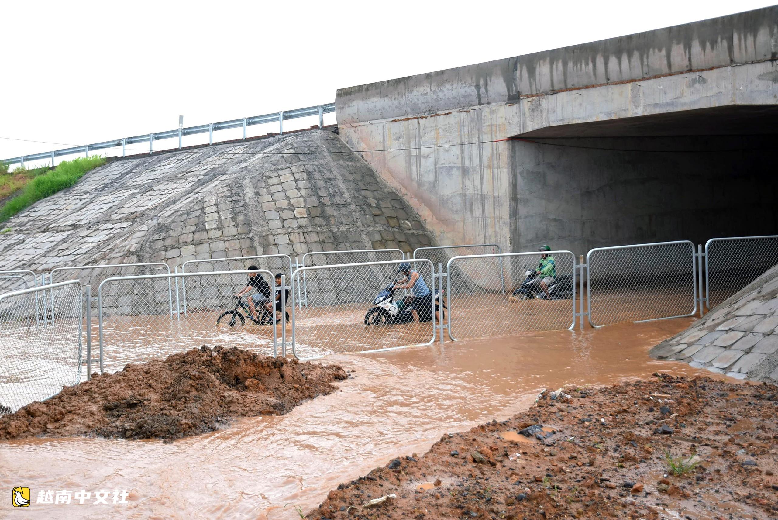 越南同奈省:邊和-頭頓高速公路涵洞偏離水流,導致洪水淹沒且難以排水