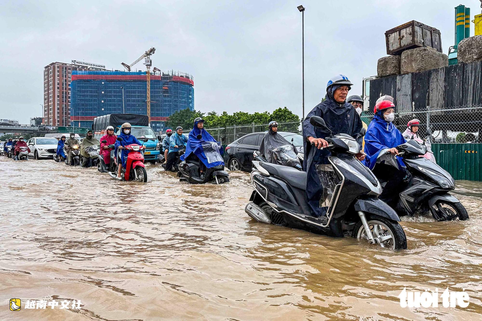 越南河內多條街道徹夜大雨後內澇,永綏橋車輛嚴重擁堵