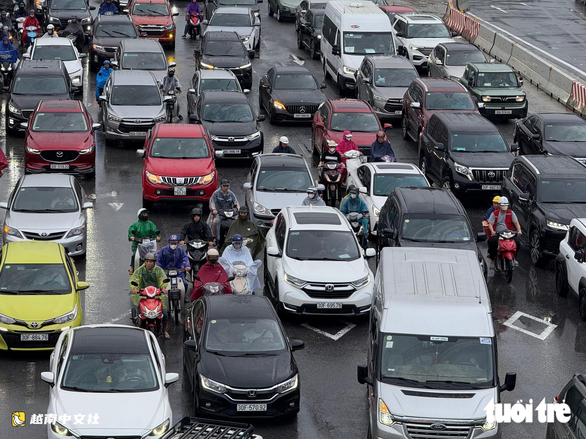 越南河內多條街道徹夜大雨後內澇,永綏橋車輛嚴重擁堵