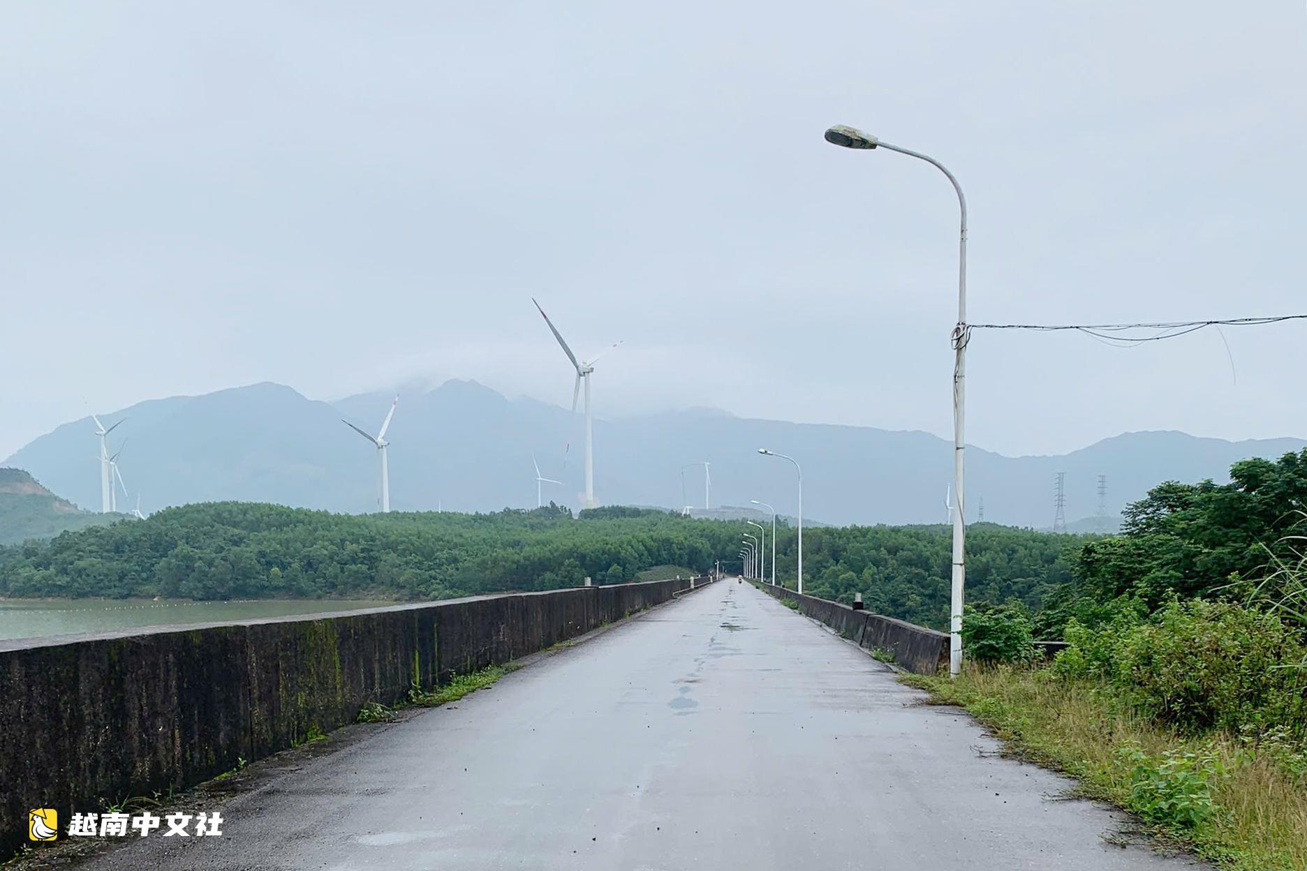 越南廣治省山體滑坡阻斷2200名居民出行,不得不‘借用’水電站大壩道路供民眾通行