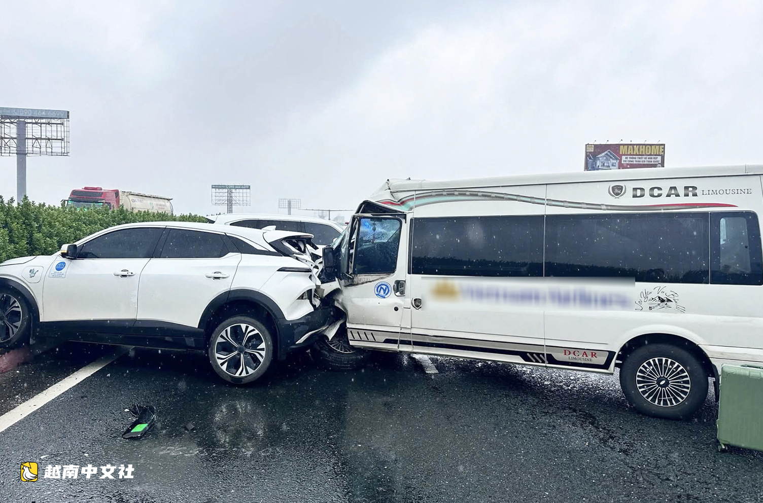 越南公路:雷克薩斯轎車蛇行後停在高速公路中間,小轎車衝上來連環相撞