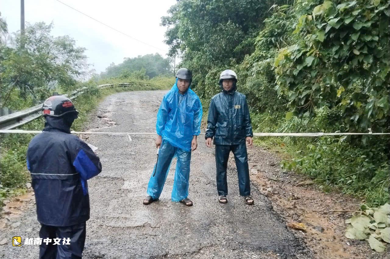 越南廣治省山體滑坡阻斷2200名居民出行,不得不‘借用’水電站大壩道路供民眾通行