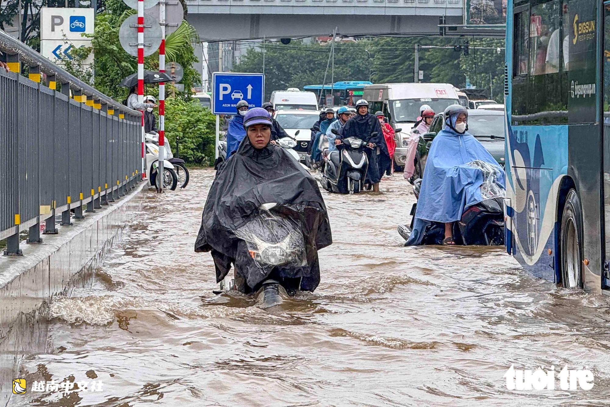 越南河內多條街道徹夜大雨後內澇,永綏橋車輛嚴重擁堵