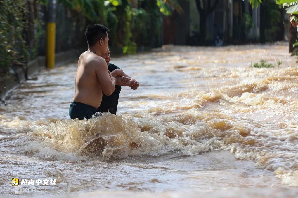 越南邊和—頭頓高速公路涵洞錯位導致居民區嚴重內澇