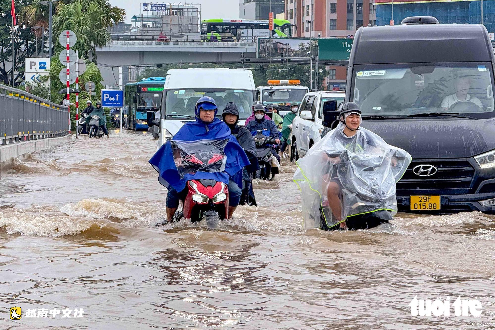 越南河內多條街道徹夜大雨後內澇,永綏橋車輛嚴重擁堵