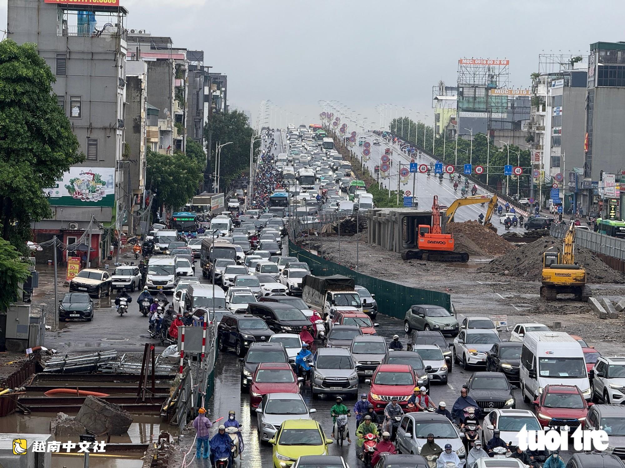 越南河內多條街道徹夜大雨後內澇,永綏橋車輛嚴重擁堵