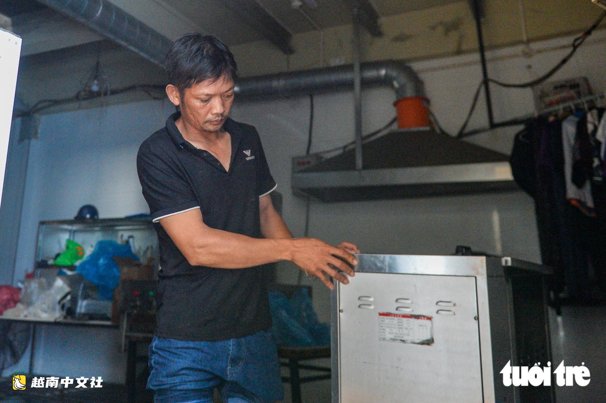 越南河內:每逢下雨就內澇的地方,居民用掃帚推垃圾、用木板擋水防漫進家中
