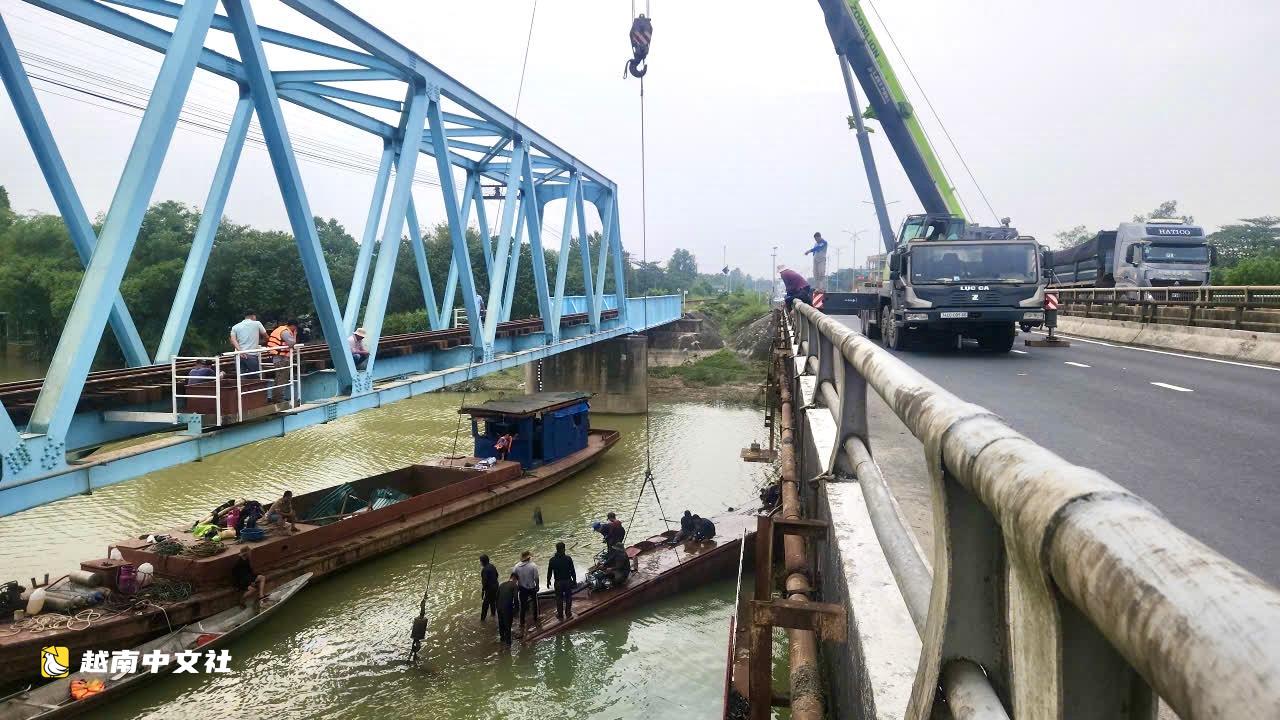 越南廣治省美政鐵路橋下最後一隻被困駁船成功打撈