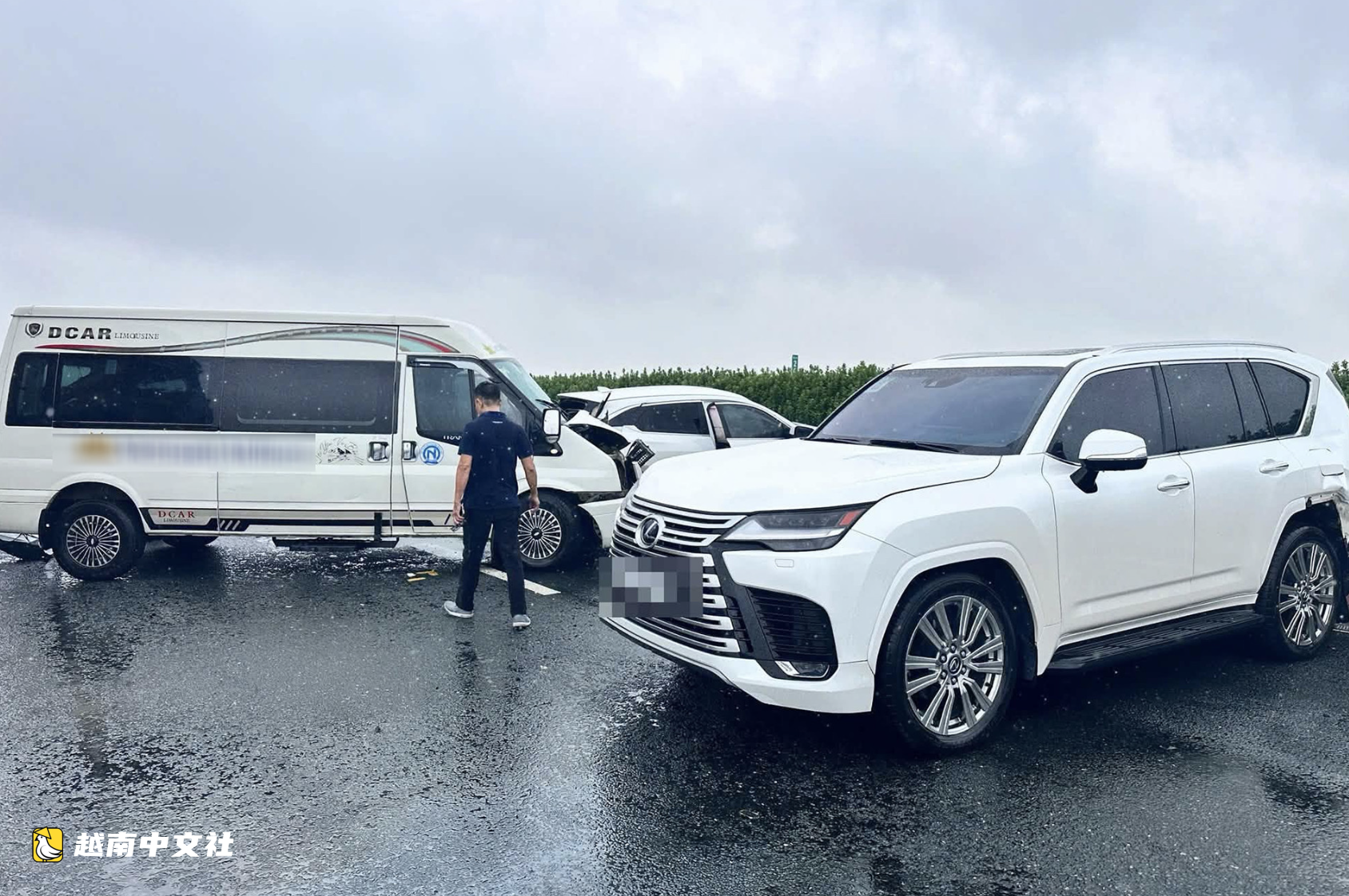 越南公路:雷克薩斯轎車蛇行後停在高速公路中間,小轎車衝上來連環相撞