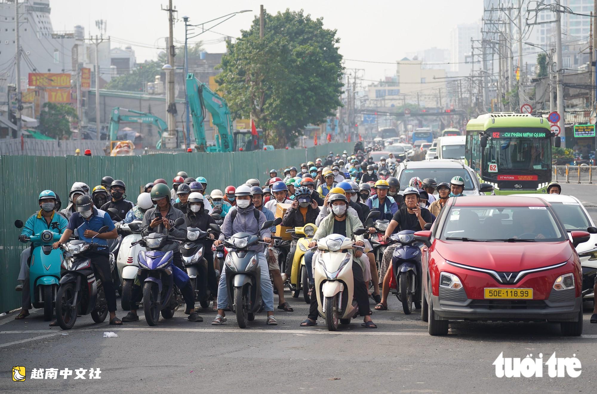 自9月16日起，胡志明市禁止汽車在新岐新貴街單向通行，以施工地鐵2號線