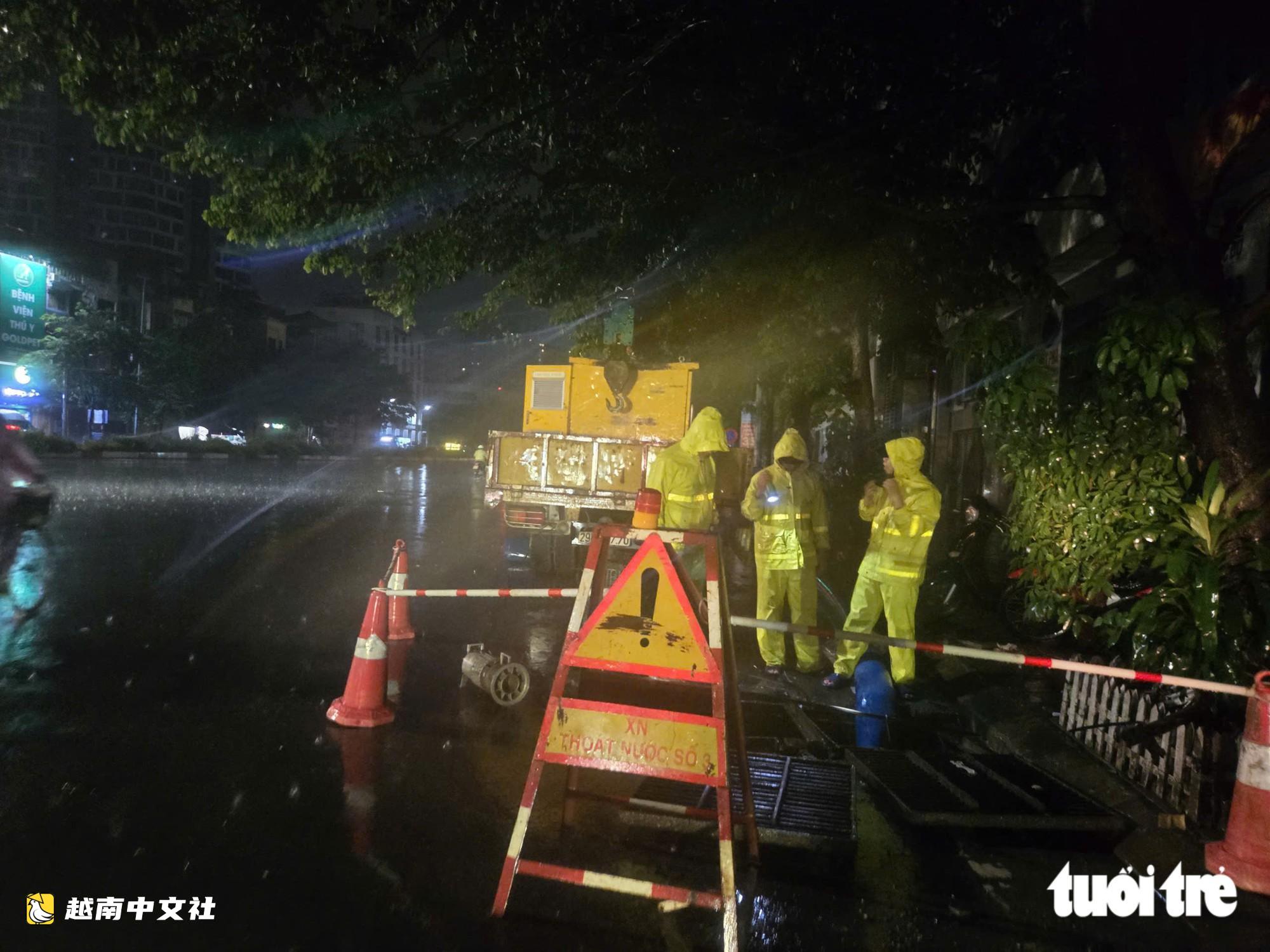 河內排水工人冒雨連夜作業