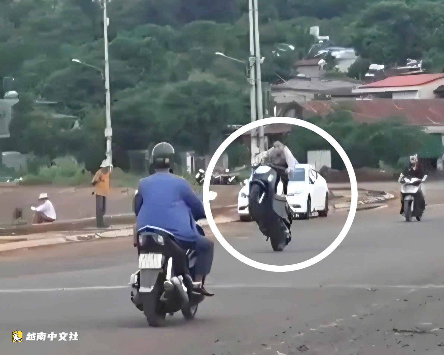 越南16歲少年為向朋友證明“我是誰”駕車“翹頭”,被警方傳喚處理