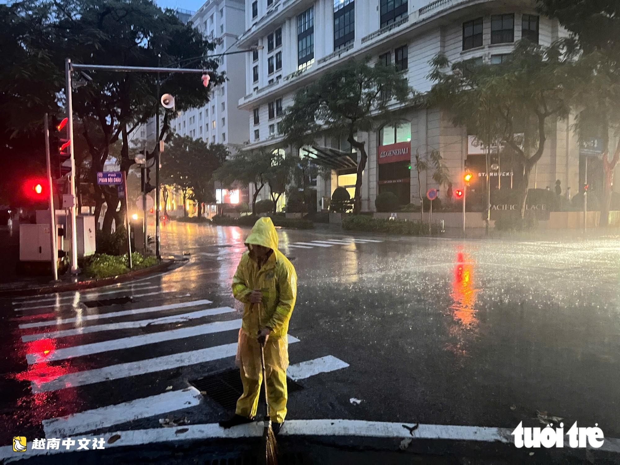 河內排水工人冒雨連夜作業