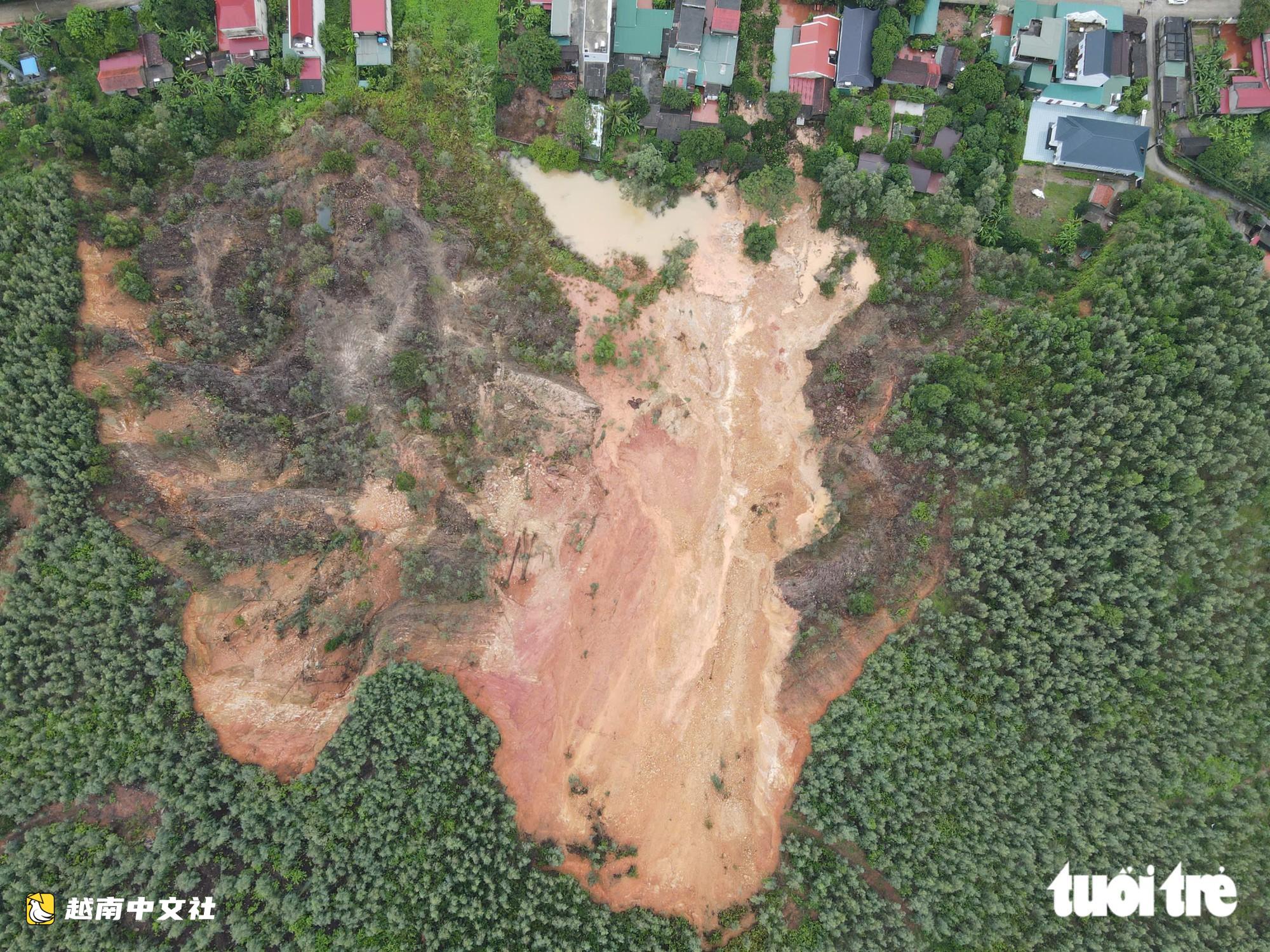 越南清化省山體滑坡:屋後山土石傾瀉而下,民眾奪路而逃