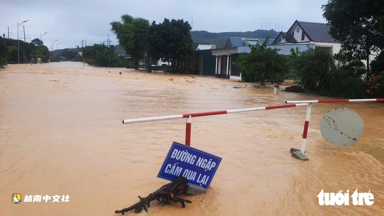 越南乂安省國道積水近半米,汽車熄火,多條道路封閉