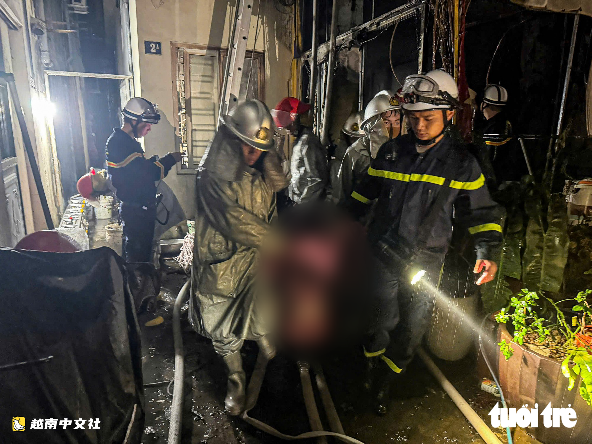 越南河內雨夜民宅起火致5人死亡現場
