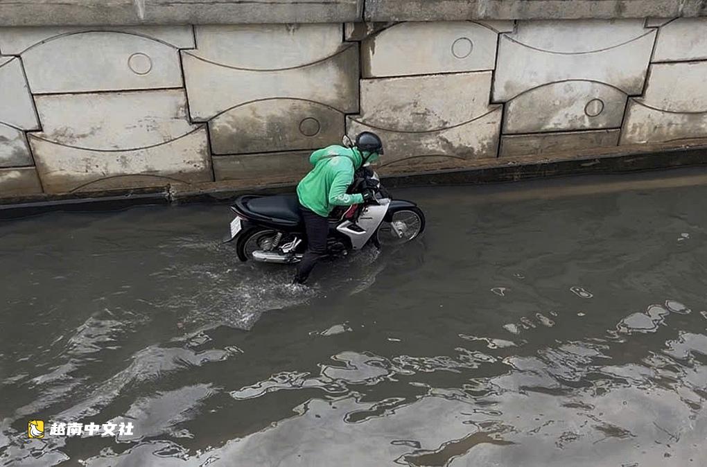 胡志明市門戶地下通道積水近半米