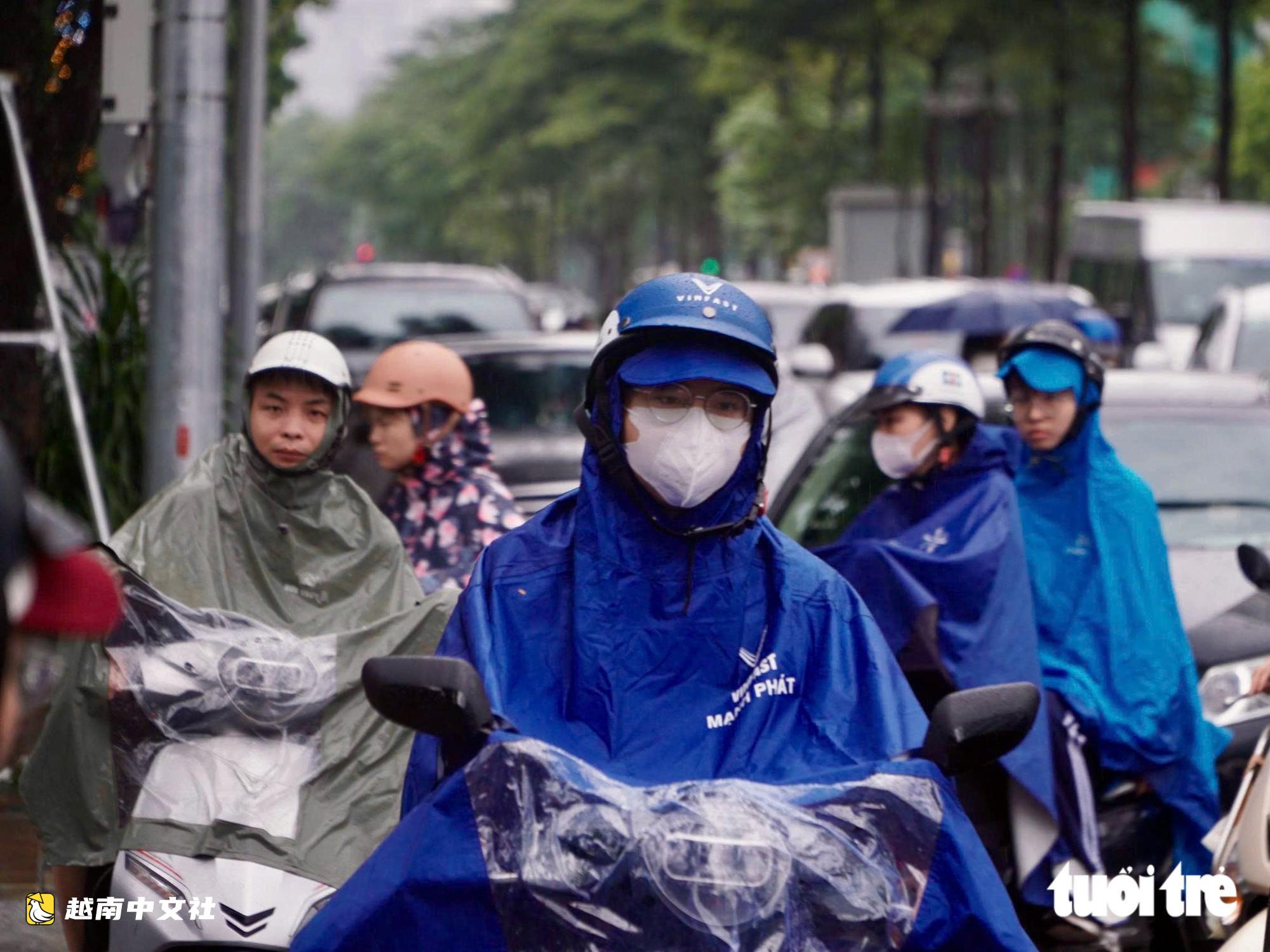 越南河內:街道擁堵、高峰時段積水,市民走了近2小時仍未到單位