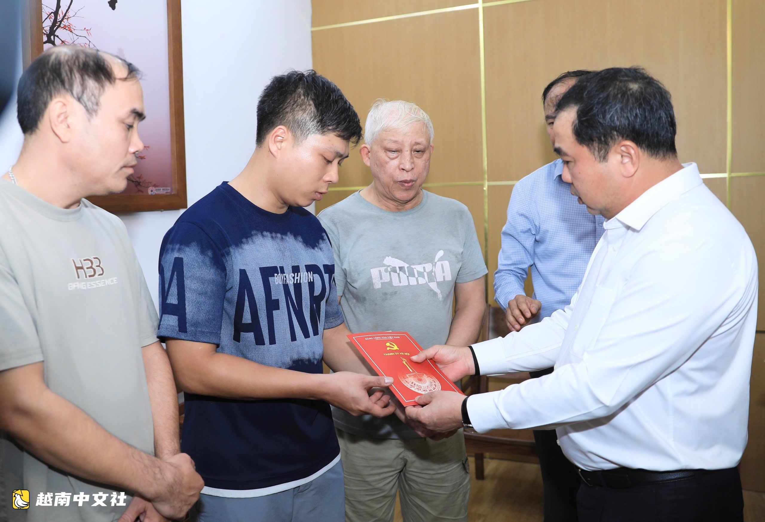 越南河內市委書記到醫院慰問西湖坊火災傷者