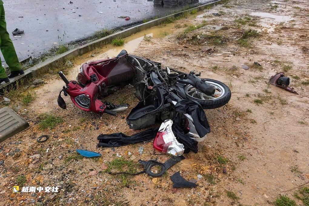 越南河靜省兩名男學生與卡車相撞後身亡