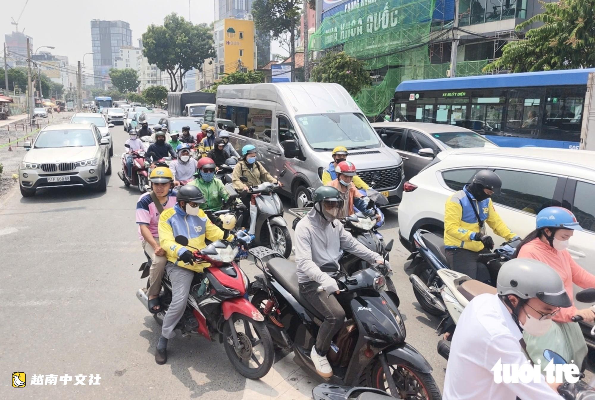 自9月16日起，胡志明市禁止汽車在新岐新貴街單向通行，以施工地鐵2號線