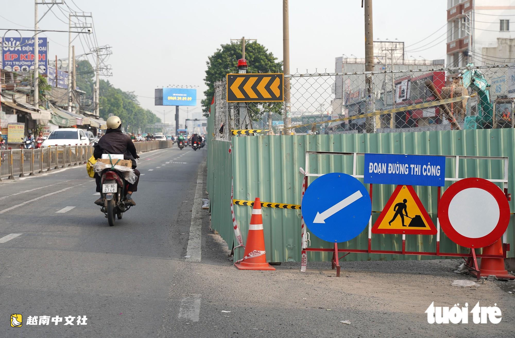 自9月16日起，胡志明市禁止汽車在新岐新貴街單向通行，以施工地鐵2號線