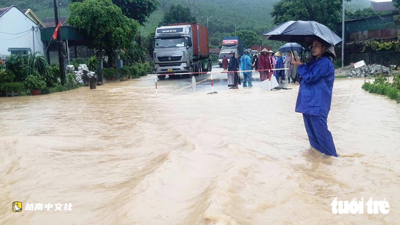 越南乂安省國道積水近半米,汽車熄火,多條道路封閉