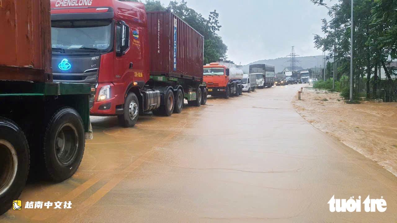 越南乂安省國道積水近半米,汽車熄火,多條道路封閉