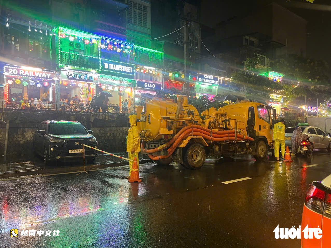 河內排水工人冒雨連夜作業