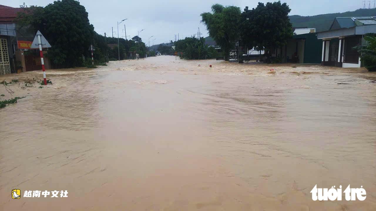 越南乂安省國道積水近半米,汽車熄火,多條道路封閉