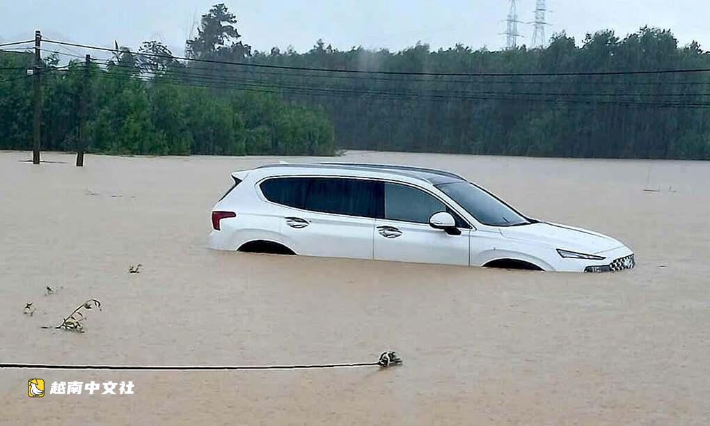 越南義安省多個鄉因暴雨被淹