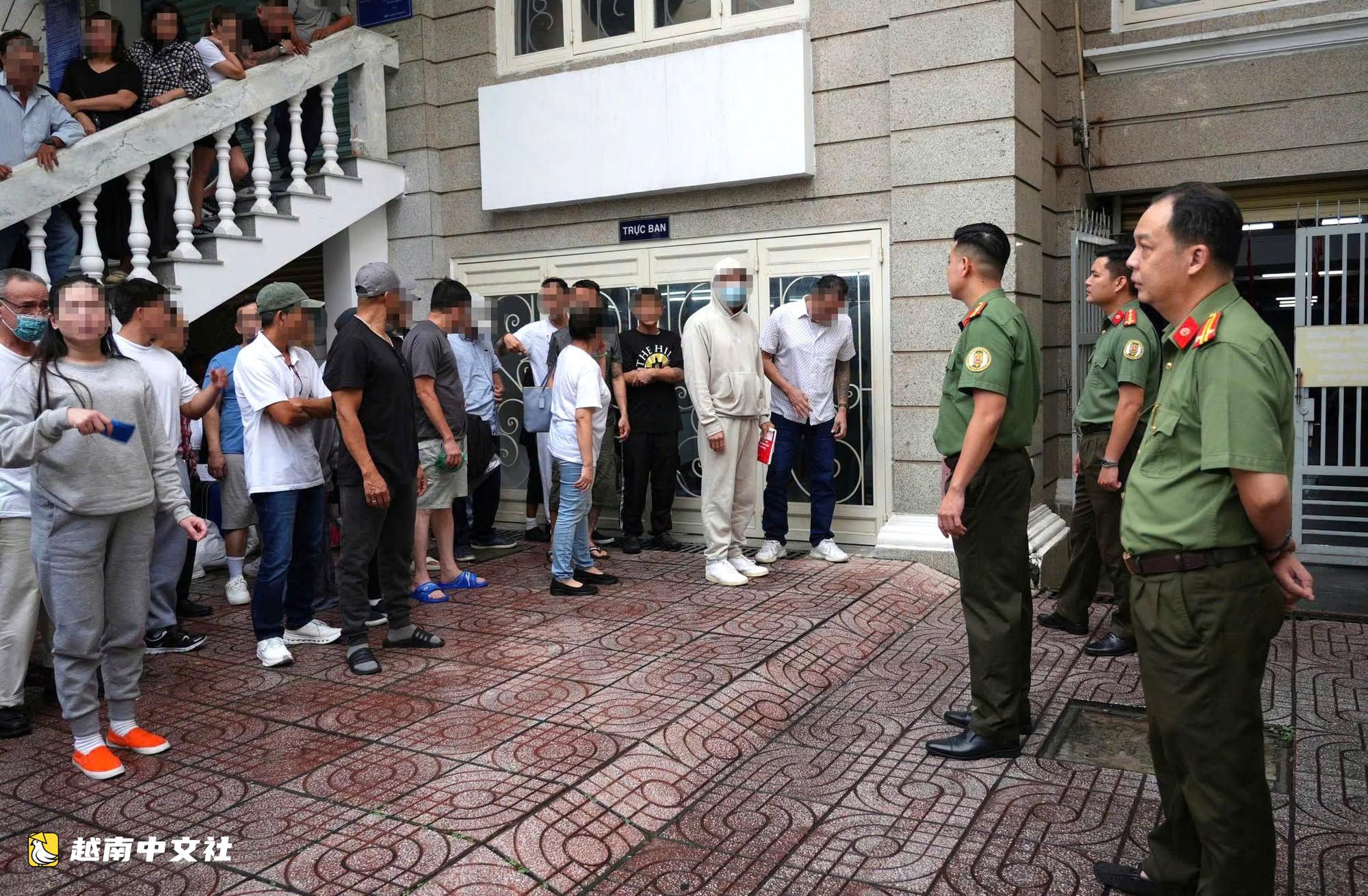 越南胡志明市公安接收42名被美國遣返的越南公民,協助尋找親屬和住所