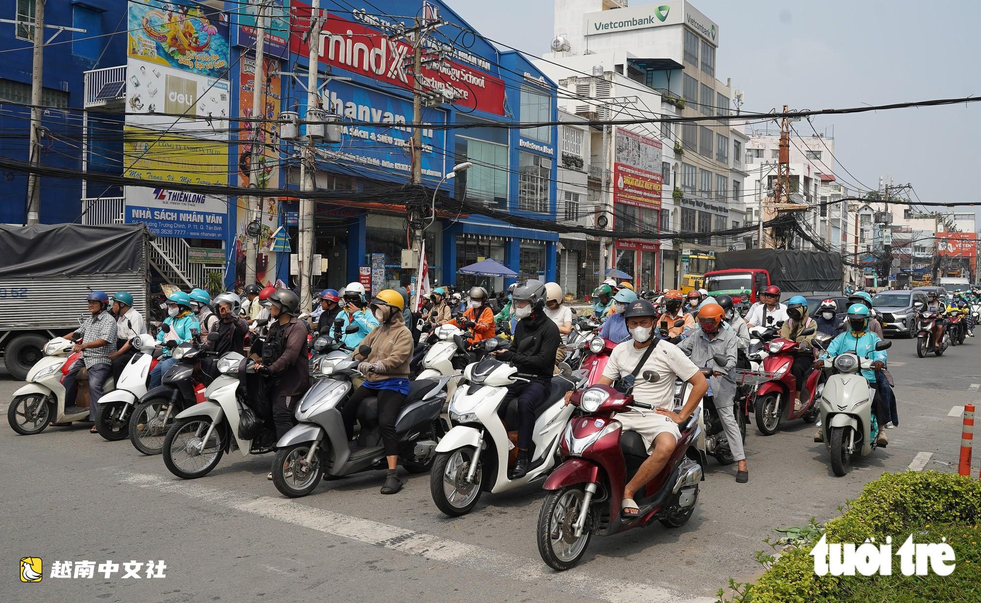 自9月16日起，胡志明市禁止汽車在新岐新貴街單向通行，以施工地鐵2號線