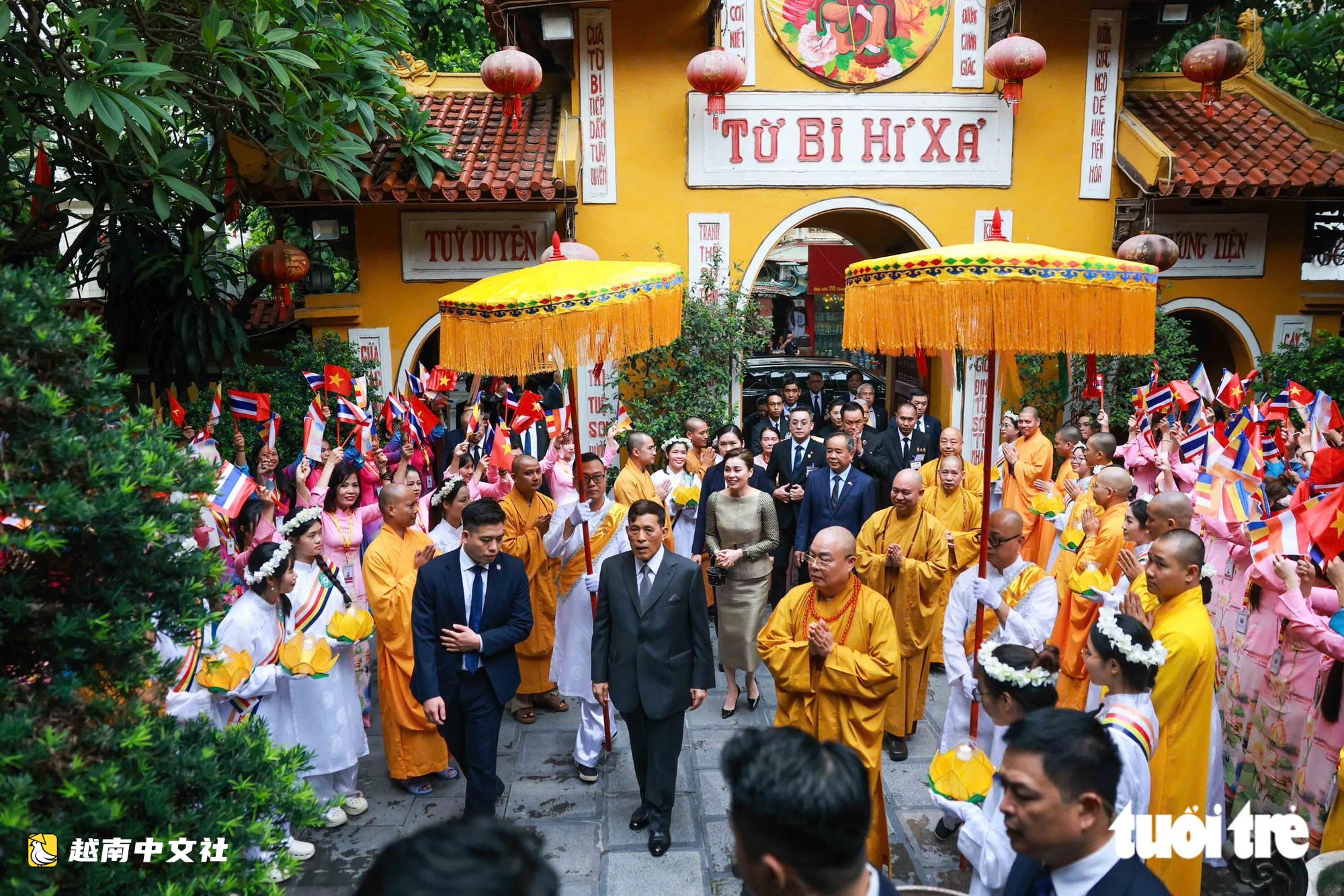 泰國國王與王后在越南河內館使寺禮佛